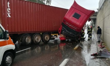 Aprilia: Camion di traverso, chiusa la Pontina