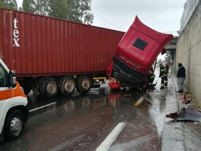 Aprilia: Camion di traverso, chiusa la Pontina