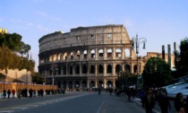 ROMA: FREDDO E NEVE, STRADE IMBIANCATE NELLA NOTTE (VIDEO)