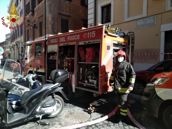 Roma: incendio in appartamento, muore donna (VIDEO)