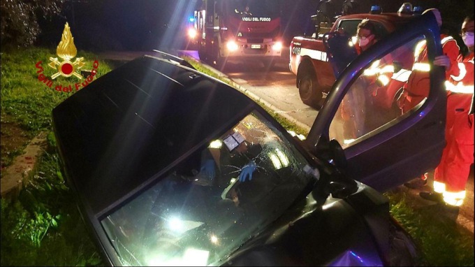 Latina: auto fuori strada, muore infermiere