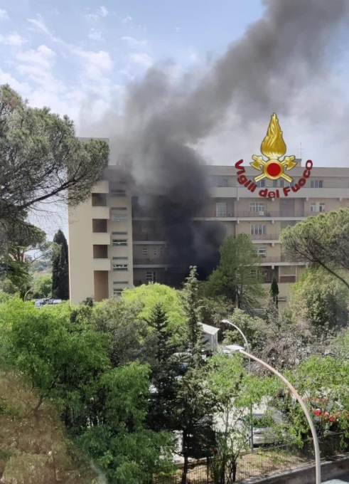 Roma: incendio vicino al CTO, tanta paura