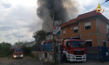 ROMA: VASTO INCENDIO IN UN CAPANNONE