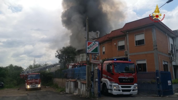 ROMA: VASTO INCENDIO IN UN CAPANNONE
