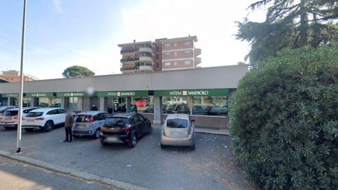 Roma: entrano in banca e minacciano direttore e dipendenti