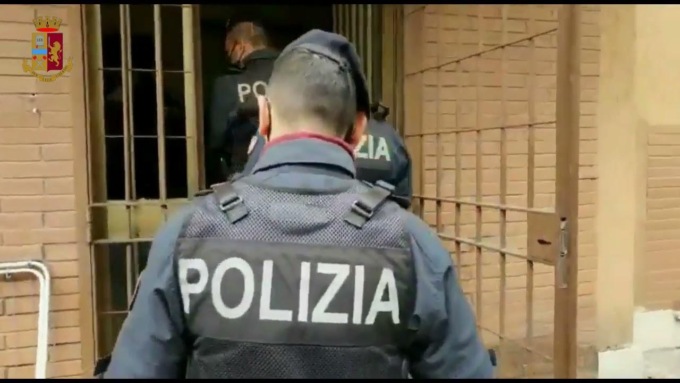 ROMA: SEQUESTRA IL FIGLIO E MINACCIA LA EX DI UCCIDERLO (VIDEO)