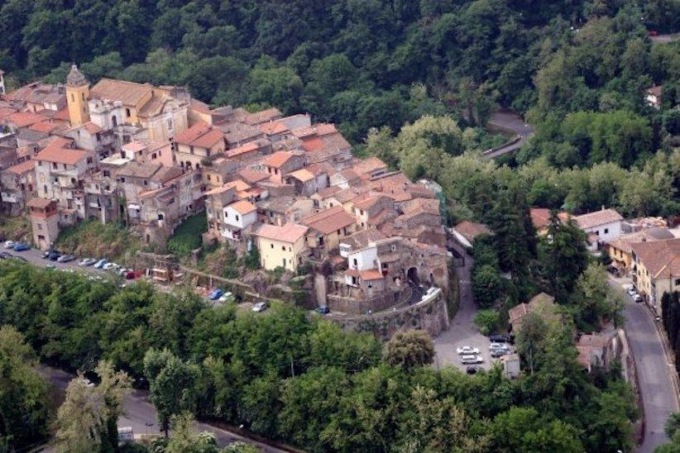 GALLICANO NEL LAZIO: PARTE UN COLPO E UCCIDE LA COMPAGNA (VIDEO)