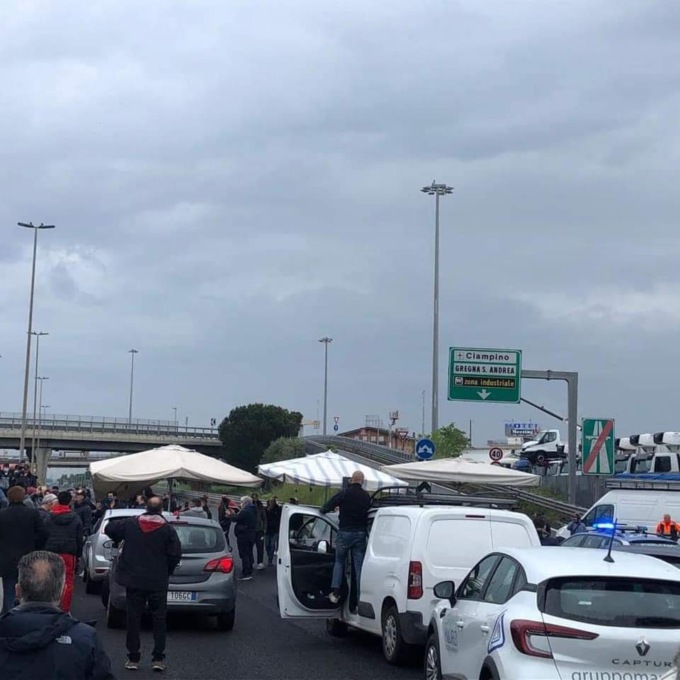 Roma: GRA bloccato in entrambi i sensi per la protesta degli ambulanti (FOTO)(VIDEO)
