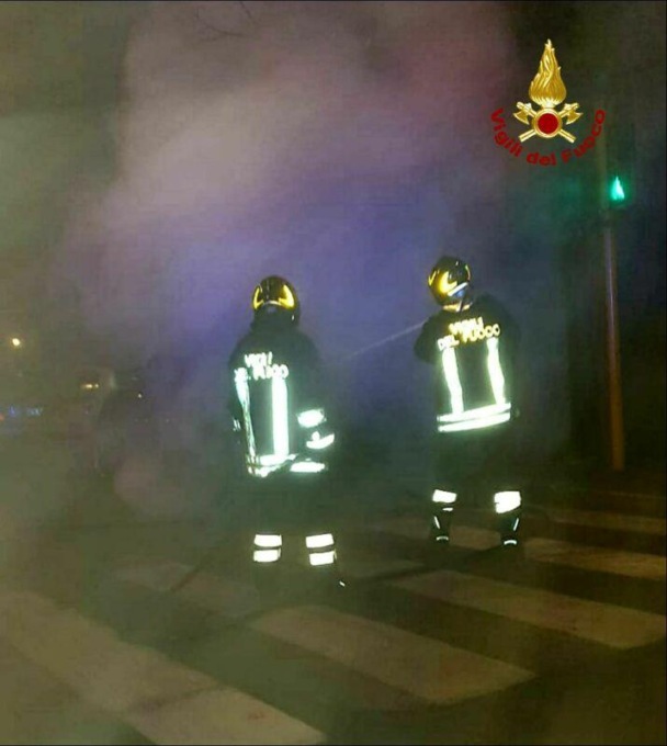 Latina: auto in fiamme in via Verdi