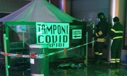 Latina: Incendio nel gazebo per tamponi in via Carturan (FOTO)