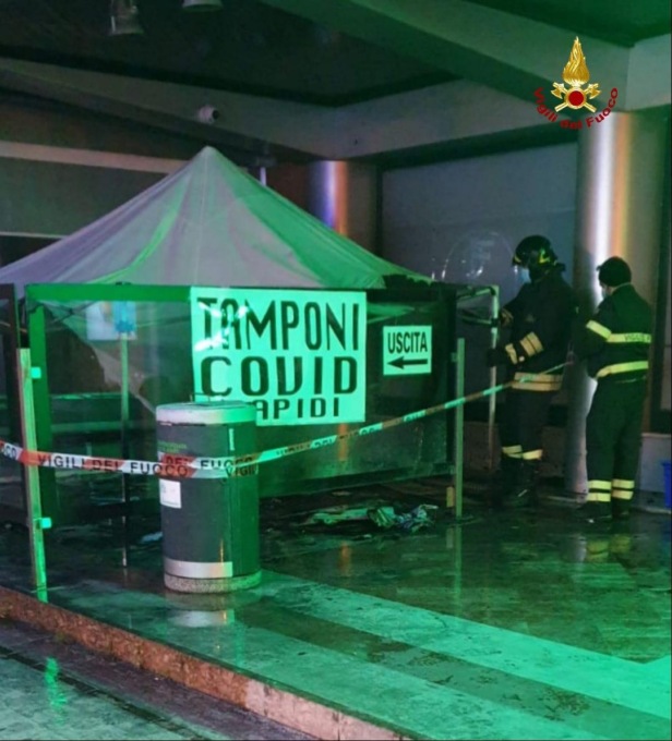 Latina: Incendio nel gazebo per tamponi in via Carturan (FOTO)