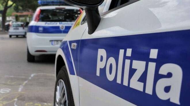 Minaccia gli agenti della Polizia Locale, denunciato