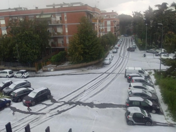 ROMA: NUBIFRAGIO, IMBIANCATE STRADE E TETTI