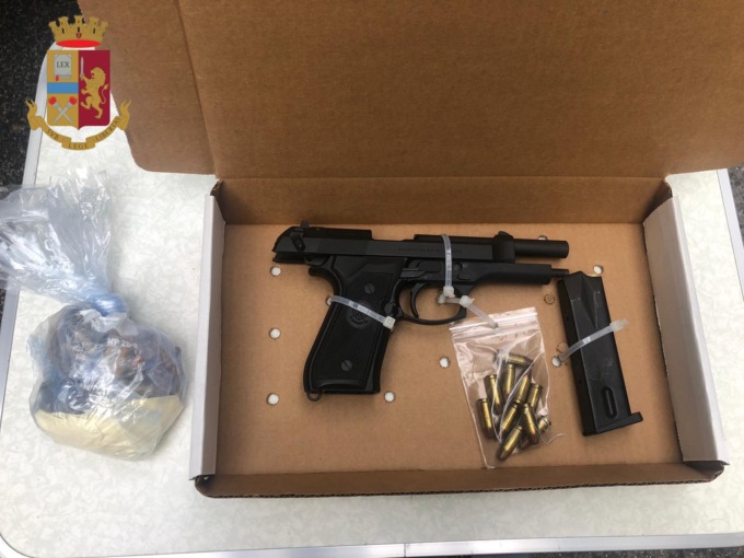 ROMA: PISTOLA E COCAINA NEL CIRCOLO CULTURALE, ARRESTATO (VIDEO)