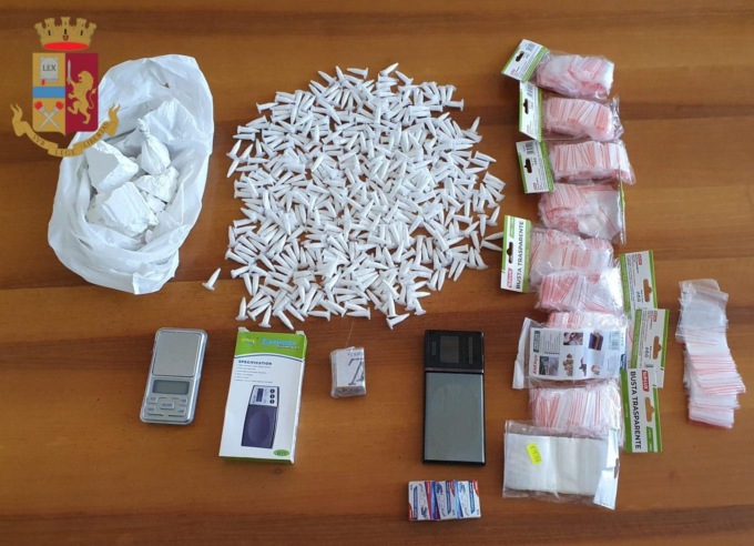 ROMA: DROGA IN CASA, ARRESTATO