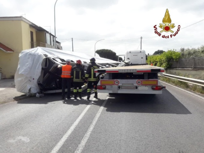 ARICCIA: TRAGEDIA SFIORATA SULLA NETTUNENSE, BILICO CON CARICO SI SGANCIA DAL TIR