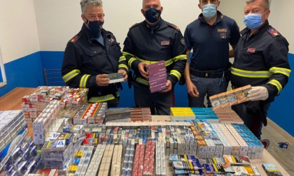 Frosinone/Pontecorvo: Oltre 10.000 sigarette in auto, fuggono e lasciano il carico al casello (FOTO)