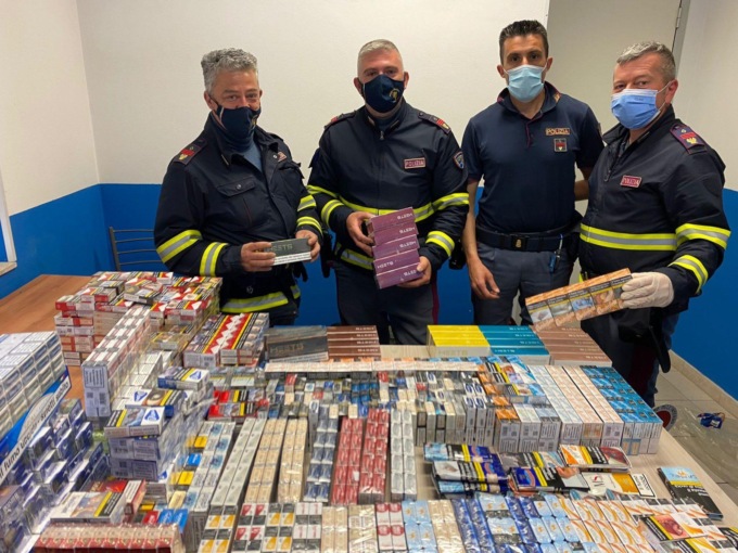 Frosinone/Pontecorvo: Oltre 10.000 sigarette in auto, fuggono e lasciano il carico al casello (FOTO)