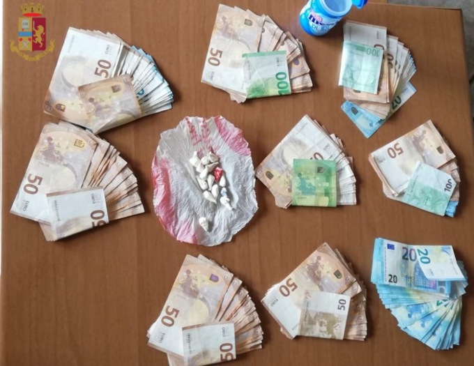 MARINO: SORPRESO IN CASA CON SOLDI E COCAINA, ARRESTATO