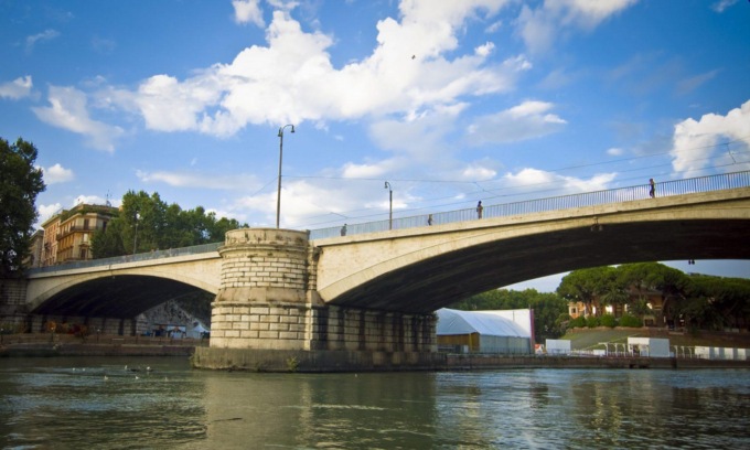 ROMA: CADE DA PONTE GARIBALDI PER SCATTARE UN SELFIE, E’ GRAVE