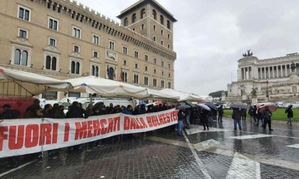 Roma: Ambulanti, salve le concessioni (VIDEO)