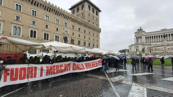 Roma: Ambulanti, salve le concessioni (VIDEO)