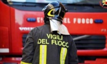 ROMA: INCENDIO IN VIA PISA, AUTO DISTRUTTE DALLE FIAMME