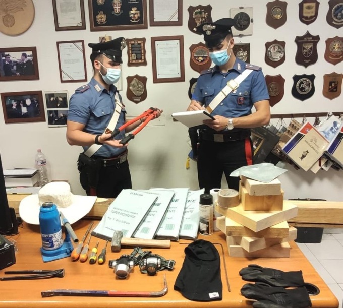 ROMA: TENTATO FURTO, PRESA LA BANDA