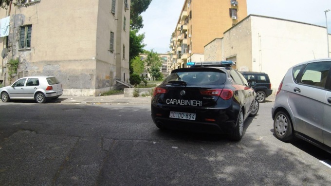 ROMA: IMMORTALATO  DALLE TELECAMERE DI UNA TRASMISSIONE SATIRICA, TORNA A SPACCIARE