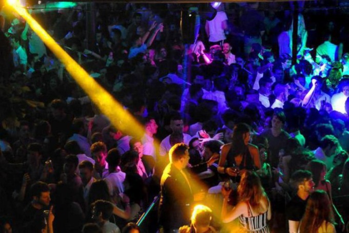 ROMA: 1000 PERSONE A BALLARE, CHIUSA NOTA DISCOTECA DI ROMA NORD