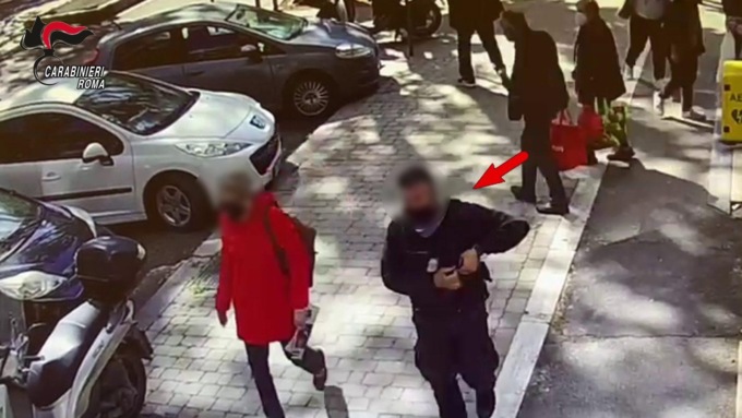ROMA: RAPINAVA BANCHE TRAVESTITO DA VIGILANTES, PRESO (VIDEO)