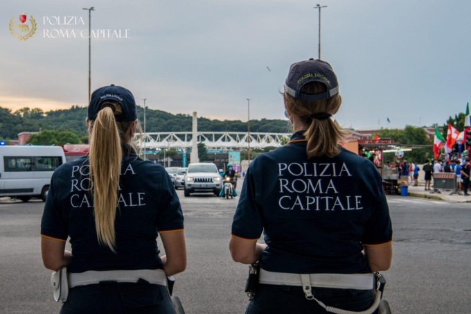 ROMA: STADIO OLIMPICO, LA POLIZIA LOCALE SEQUESTRA BANCO ABUSIVO
