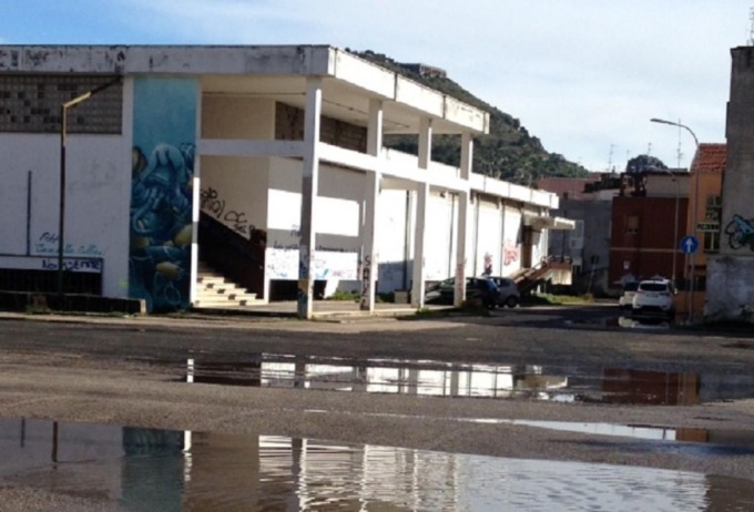 TERRACINA: CADAVERE DI UN CLOCHARD ALL’EX MERCATO ARENE (VIDEO)