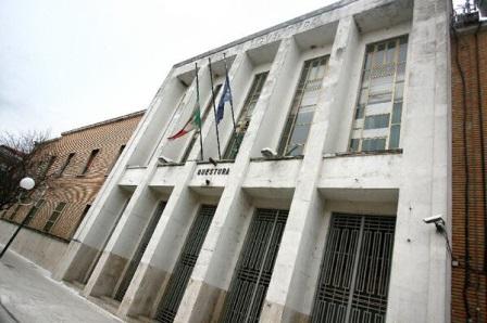 All’ufficio immigrazione con la droga, denunciato