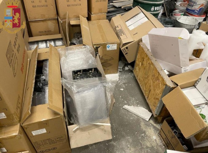 ROMA: BLATTE NEL RISTORANTE, CHIUSO (video)