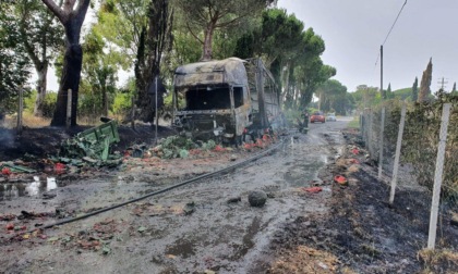 LATINA: CAMION DI COCOMERI A FUOCO