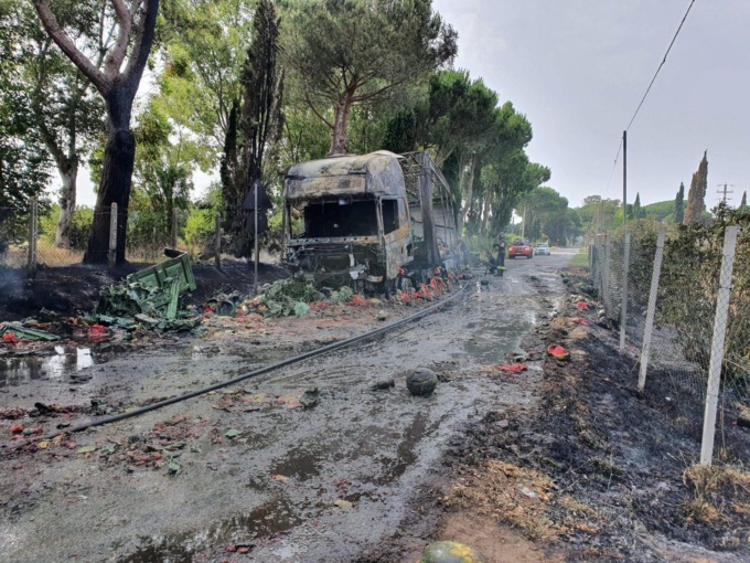 LATINA: CAMION DI COCOMERI A FUOCO