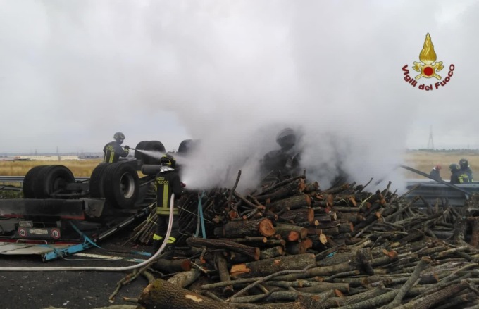 ROMA/CIVITAVECCHIA: MUORE CARBONIZZATO IN AUTOSTRADA (VIDEO)