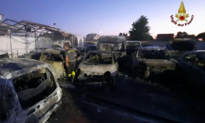 FIUMICINO: FIAMME IN UNA CARROZZERIA, DISTRUTTE AUTO E MOTO