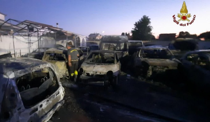 FIUMICINO: FIAMME IN UNA CARROZZERIA, DISTRUTTE AUTO E MOTO