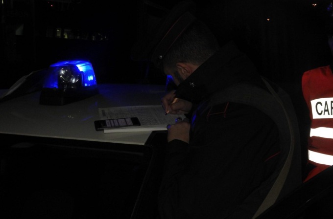 ROMA: AGGREDISCONO IL TITOLARE DI UNA PIZZERIA PER RAPINARLO, ARRESTATI