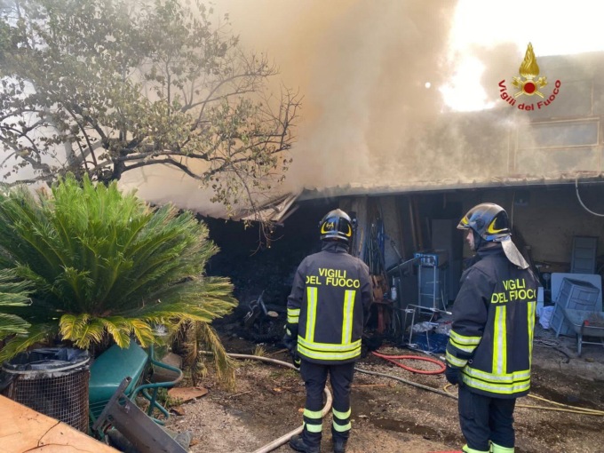 ROMA: INCENDIO IN ZONA SETTEBAGNI, DISTRUTTI DUE CAPANNONI