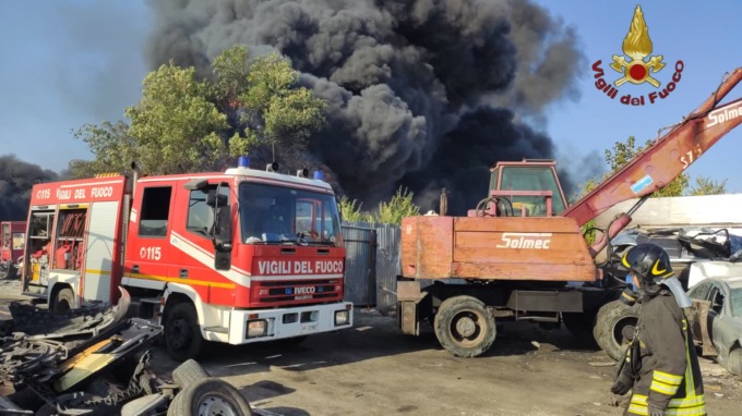 ROMA: AUTODEMOLITORE A FUOCO, CHIUSA LA METRO C