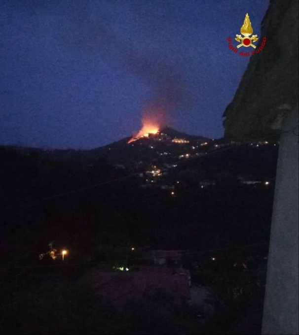 LATINA: BRUCIANO I MONTI LEPINI