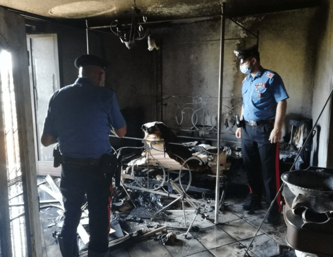 MINTURNO: INCENDIO, I CARABINIERI SALVANO UNA DONNA