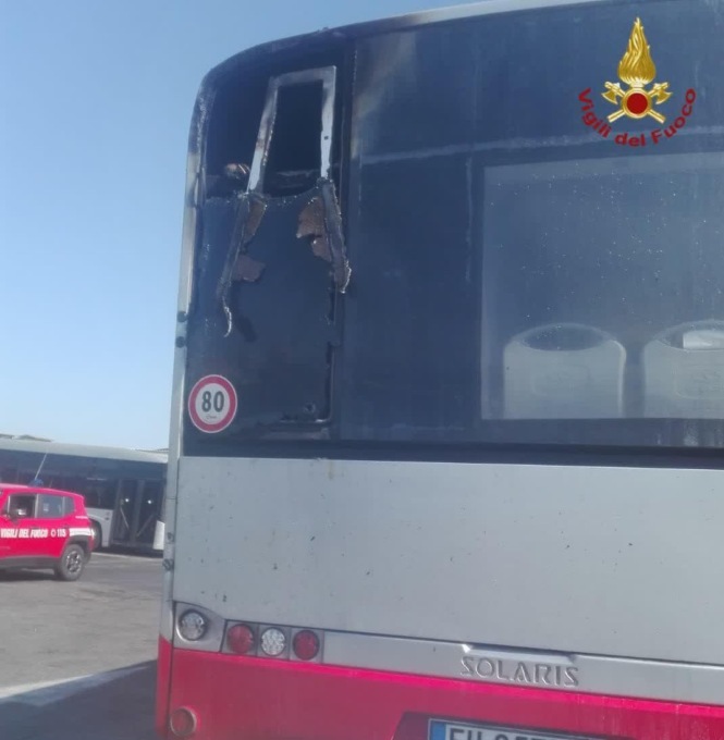 ROMA: ANCORA UN BUS IN FIAMME