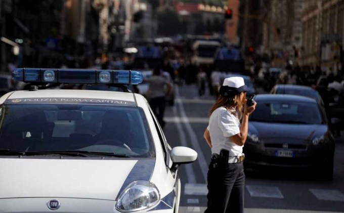 ROMA: TENTA DI GETTARSI NEL TEVERE, SALVATO DALLA POLIZIA LOCALE