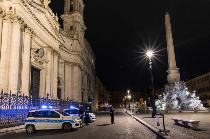 ROMA: BAGNO NELLA FONTANA, FERMATI TRE TURISTI