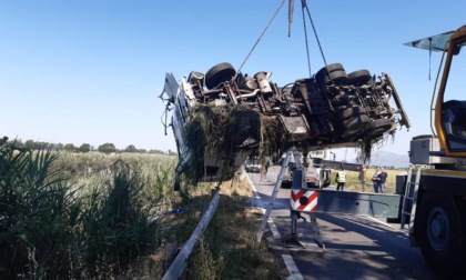 PONTINIA: INCIDENTE SULL'APPIA. CAMION FINISCE NEL CANALE.