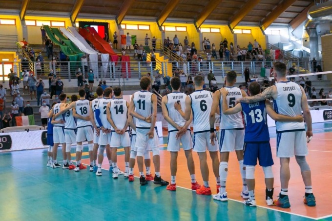 PALLAVOLO: CISTERNA ABBRACCIA LA NAZIONALE ITALIANA (VIDEO)